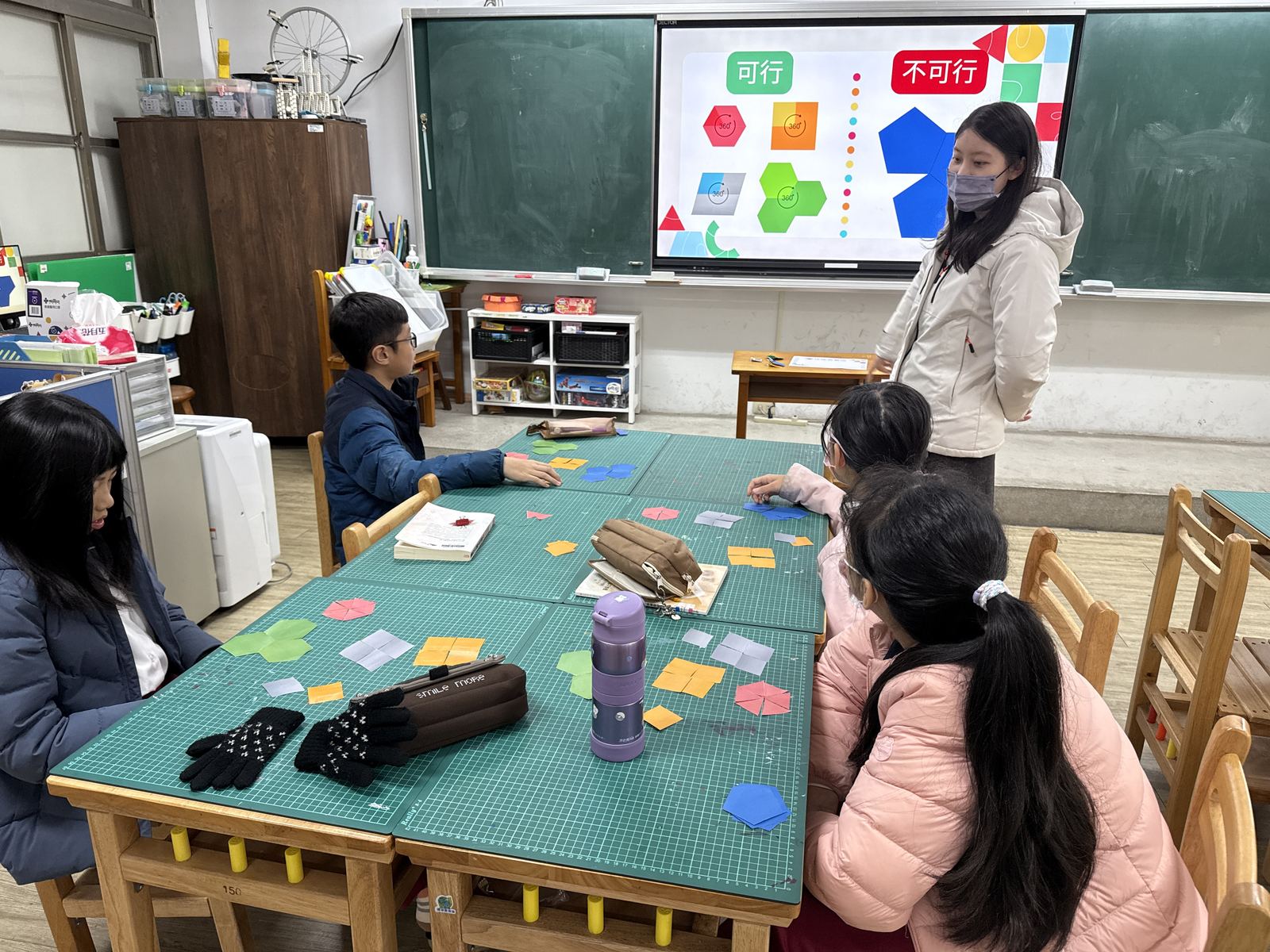 五年級學生進行幾何圖形課程活動