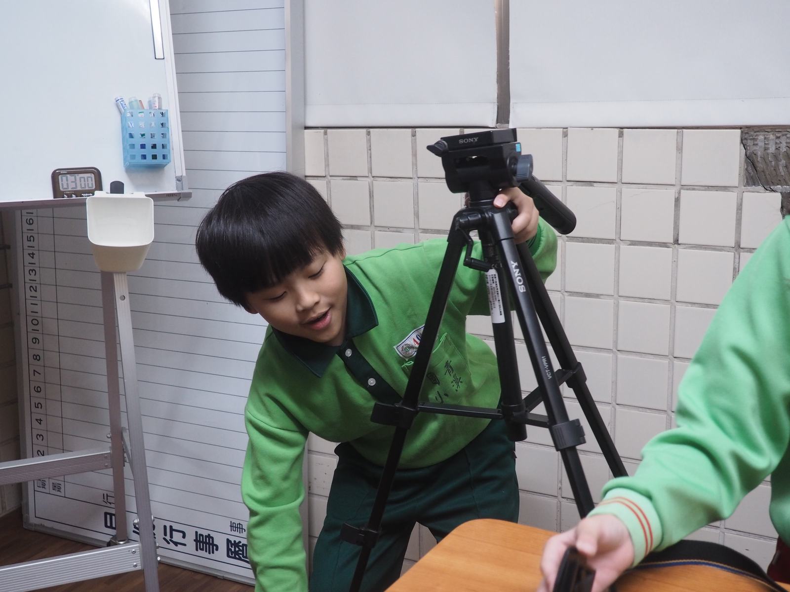 四年級學生調整腳架拍攝
