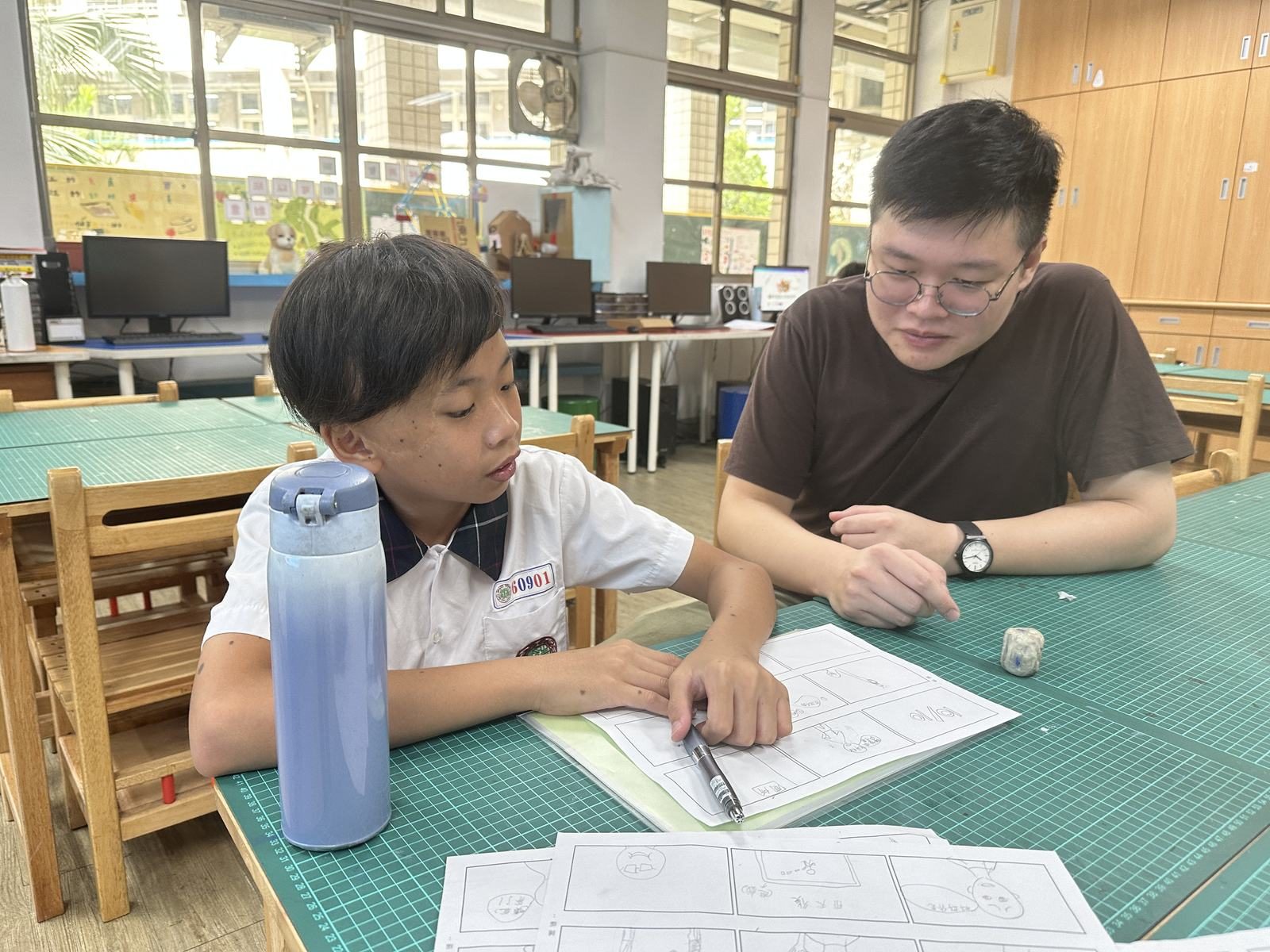 教師與學生討論畢業製作內容