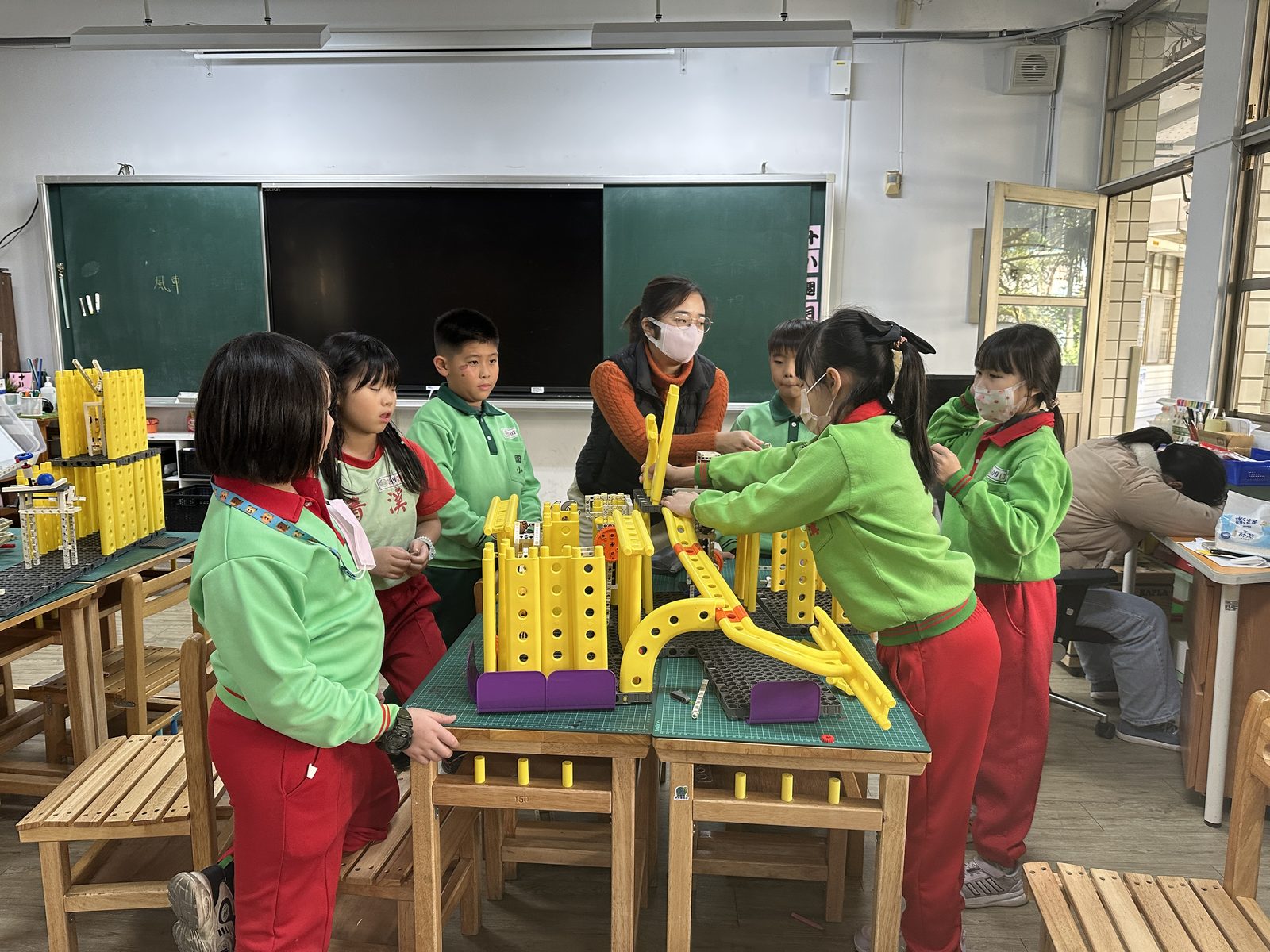 三年級學生合作進行結構組裝活動